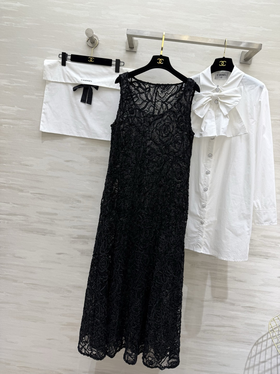 🖤 CHANE♡²⁶走秀同款 优雅天花板 当经典山茶花蕾丝遇上大蝴蝶结白衬衫 法式慵懒与精致甜美的完美碰