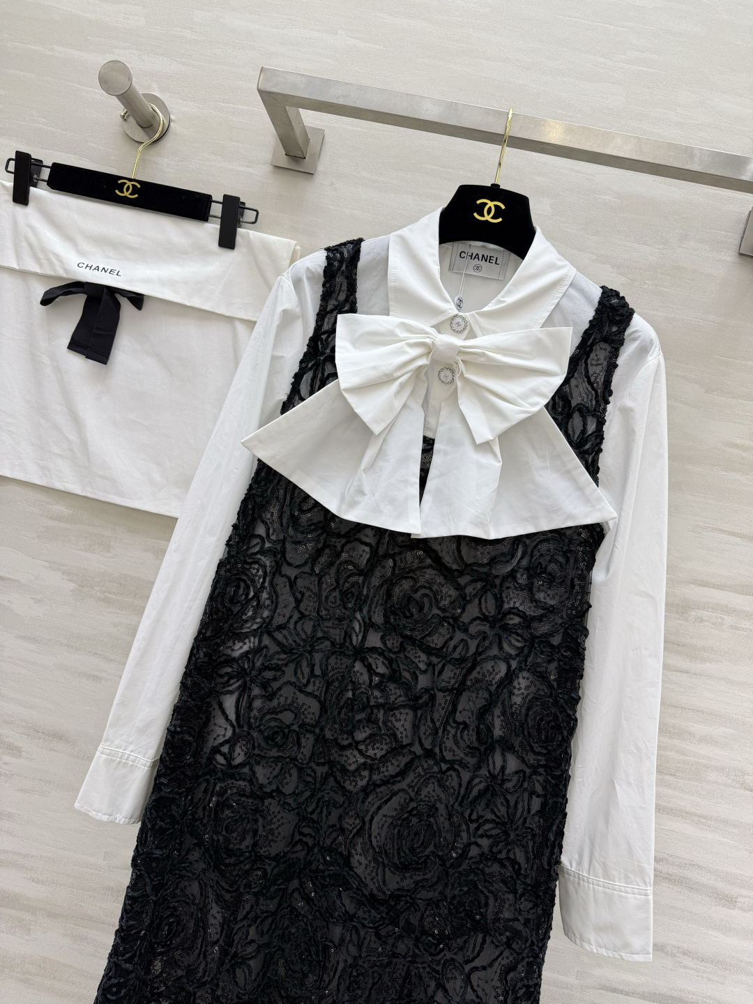 🖤 CHANE♡²⁶走秀同款 优雅天花板 当经典山茶花蕾丝遇上大蝴蝶结白衬衫 法式慵懒与精致甜美的完美碰