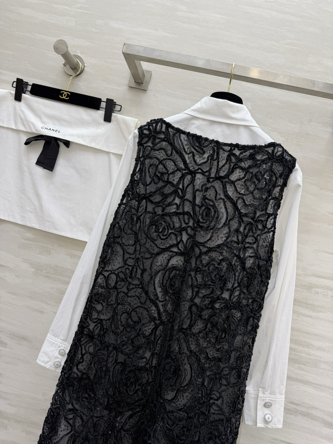 🖤 CHANE♡²⁶走秀同款 优雅天花板 当经典山茶花蕾丝遇上大蝴蝶结白衬衫 法式慵懒与精致甜美的完美碰