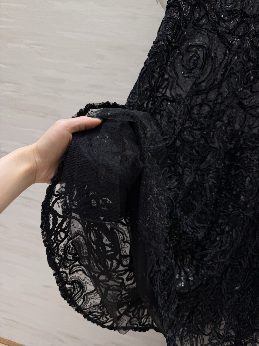 🖤 CHANE♡²⁶走秀同款 优雅天花板 当经典山茶花蕾丝遇上大蝴蝶结白衬衫 法式慵懒与精致甜美的完美碰