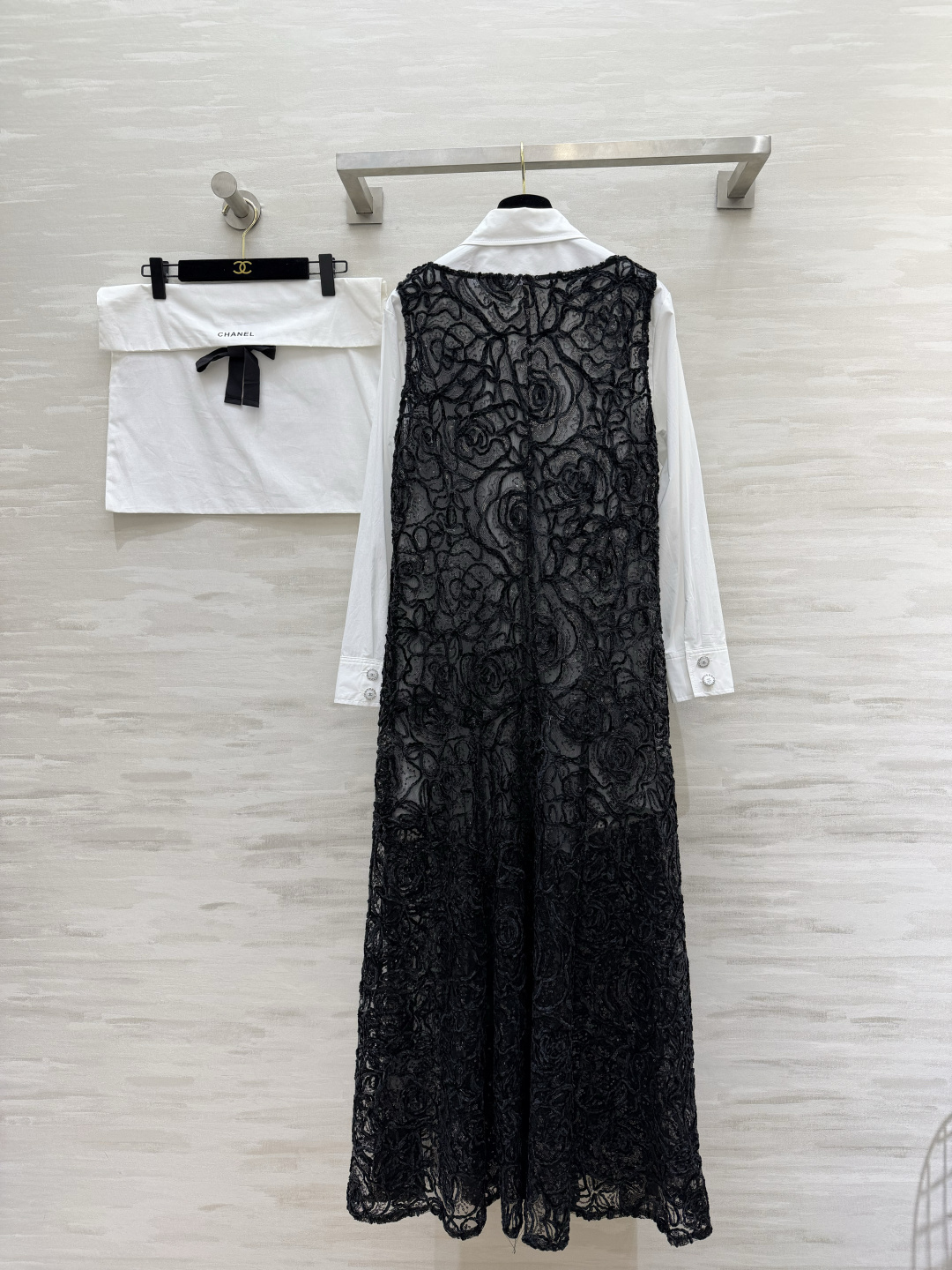 🖤 CHANE♡²⁶走秀同款 优雅天花板 当经典山茶花蕾丝遇上大蝴蝶结白衬衫 法式慵懒与精致甜美的完美碰