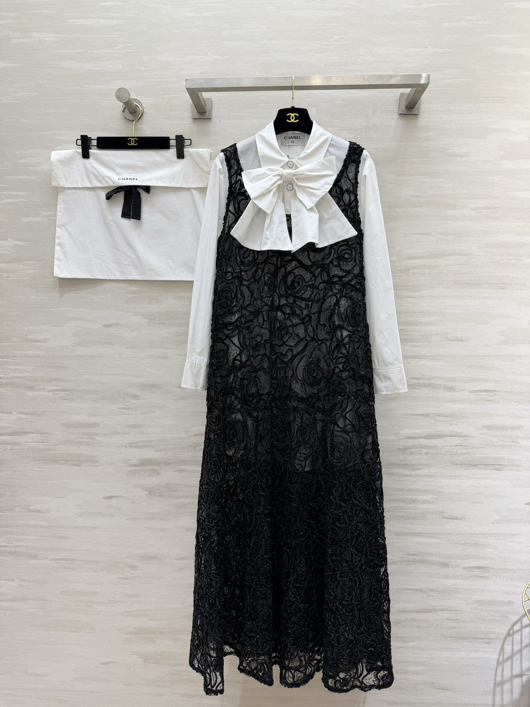 🖤 CHANE♡²⁶走秀同款 优雅天花板 当经典山茶花蕾丝遇上大蝴蝶结白衬衫 法式慵懒与精致甜美的完美碰