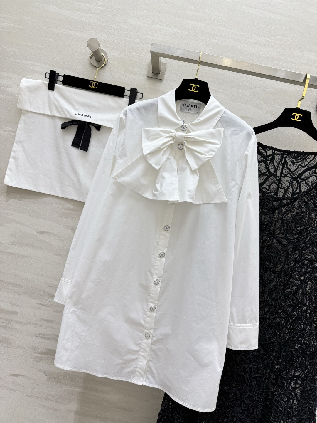 🖤 CHANE♡²⁶走秀同款 优雅天花板 当经典山茶花蕾丝遇上大蝴蝶结白衬衫 法式慵懒与精致甜美的完美碰