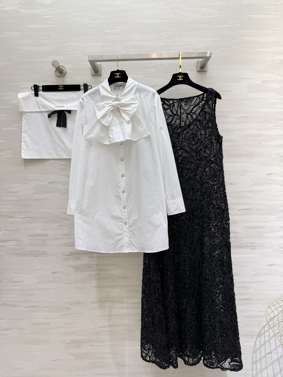 🖤 CHANE♡²⁶走秀同款 优雅天花板 当经典山茶花蕾丝遇上大蝴蝶结白衬衫 法式慵懒与精致甜美的完美碰