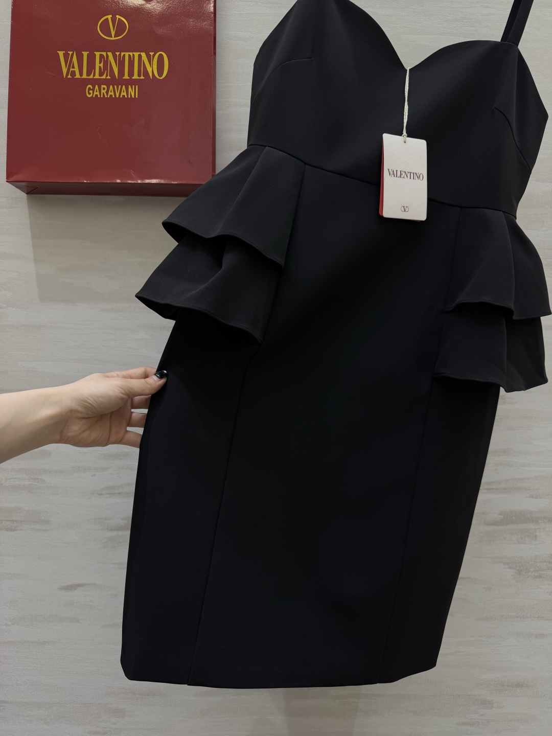#Valentin²⁶荷叶边吊带小黑裙 甄选高定垂感面料挺括有型 自带高级滤镜 爱心抹胸 双层荷叶腰摆的