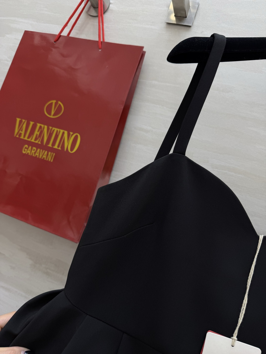 #Valentin²⁶荷叶边吊带小黑裙 甄选高定垂感面料挺括有型 自带高级滤镜 爱心抹胸 双层荷叶腰摆的