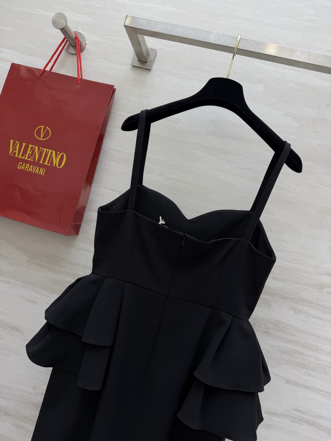 #Valentin²⁶荷叶边吊带小黑裙 甄选高定垂感面料挺括有型 自带高级滤镜 爱心抹胸 双层荷叶腰摆的