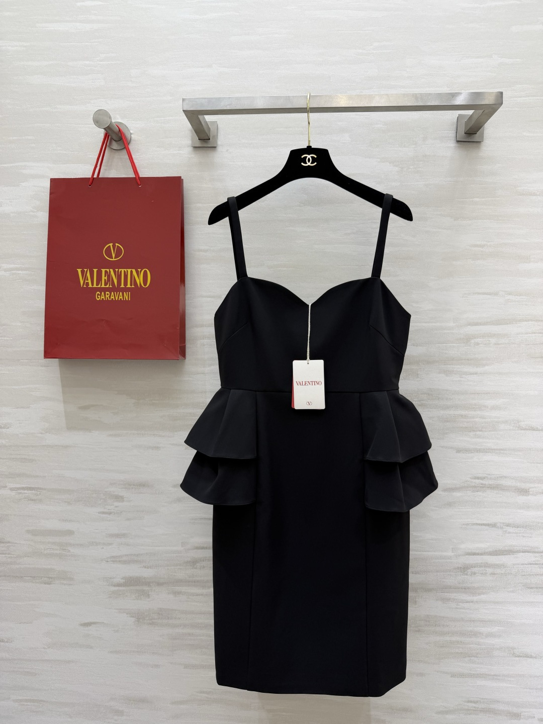 NO:804326,#Valentin The ruffled suspender little black dress is made of high-definition drape fabrics that are crisp and stylish. It comes with advanced filters, a loving tube top, and a double-layered lotus leaf waist design that maximizes the body's advantages. It hides the body and makes you look slimmer. Every cut is accurately outlined. Every gesture has the exquisiteness of a French socialite. A classic style that has been worn for ten years. It is worth buying!  High-quality customization, available in stock first size S/M/L (S size bust 84, waist 70, skirt length 94),,valentino,skirts,19860909#Valentin荷叶边吊带小黑裙 甄选高定垂感面料挺括有型 自带高级滤镜 爱心抹胸 双层荷叶腰摆的设计 把身材优势拉满 藏肉显瘦的同时 每一处剪裁都精准勾勒线条 举手投足间都是法式名媛的精致感 一件穿十年的经典款 值得入！高品质定制 现货首发sizeS/M/L（s码胸围84,腰围70,裙长94）,,valentino,skirts,,Women's clothing