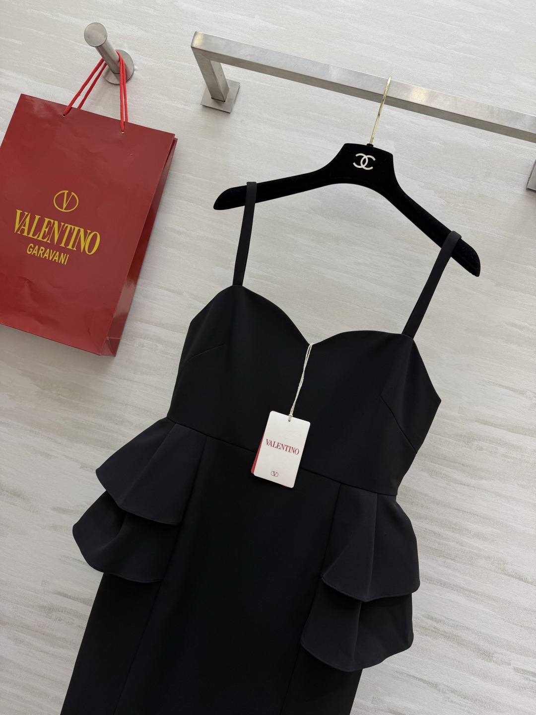 #Valentin²⁶荷叶边吊带小黑裙 甄选高定垂感面料挺括有型 自带高级滤镜 爱心抹胸 双层荷叶腰摆的