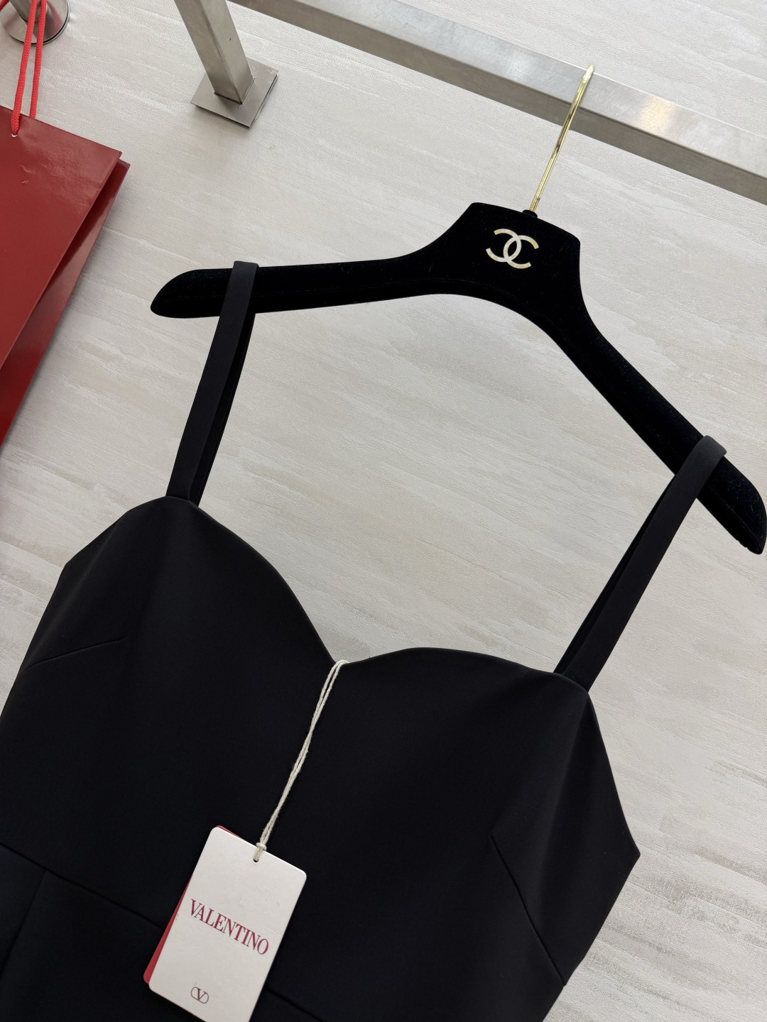 #Valentin²⁶荷叶边吊带小黑裙 甄选高定垂感面料挺括有型 自带高级滤镜 爱心抹胸 双层荷叶腰摆的