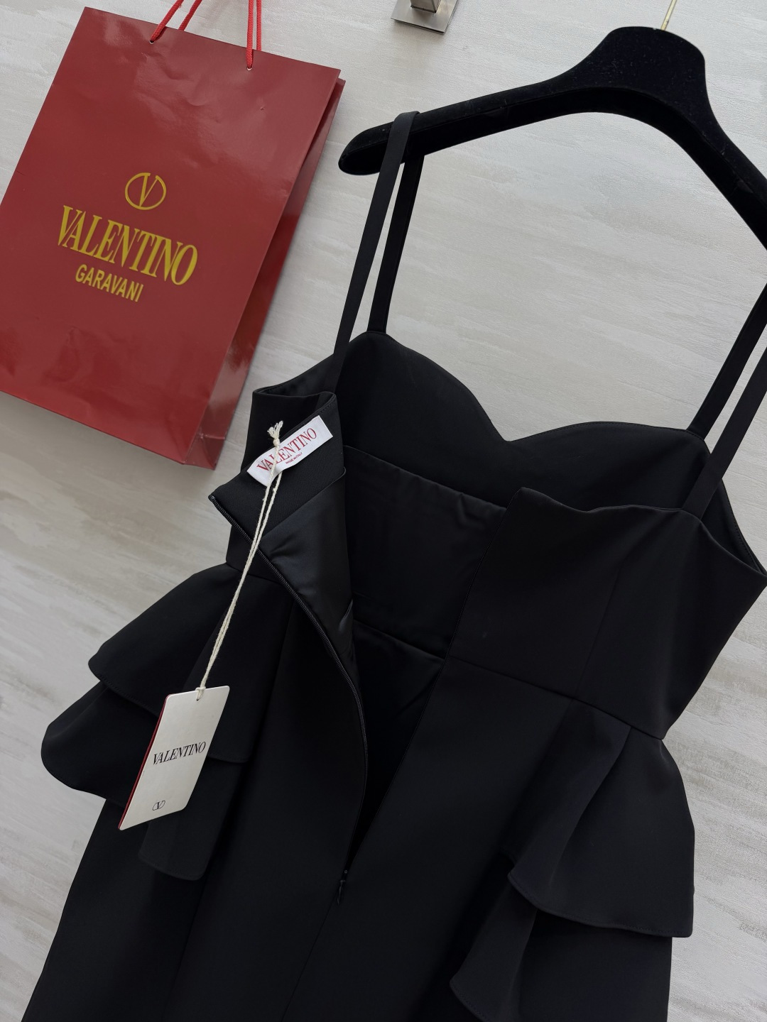 #Valentin²⁶荷叶边吊带小黑裙 甄选高定垂感面料挺括有型 自带高级滤镜 爱心抹胸 双层荷叶腰摆的