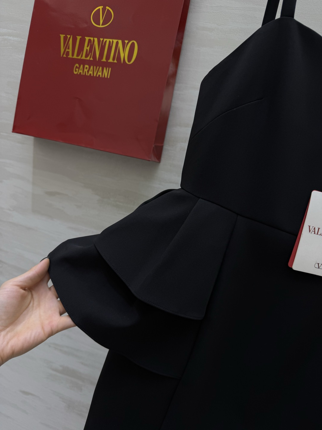 #Valentin²⁶荷叶边吊带小黑裙 甄选高定垂感面料挺括有型 自带高级滤镜 爱心抹胸 双层荷叶腰摆的