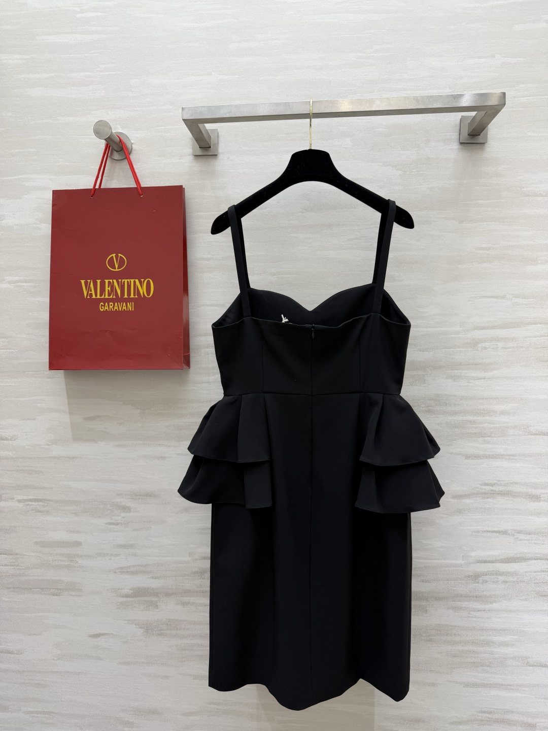 #Valentin²⁶荷叶边吊带小黑裙 甄选高定垂感面料挺括有型 自带高级滤镜 爱心抹胸 双层荷叶腰摆的