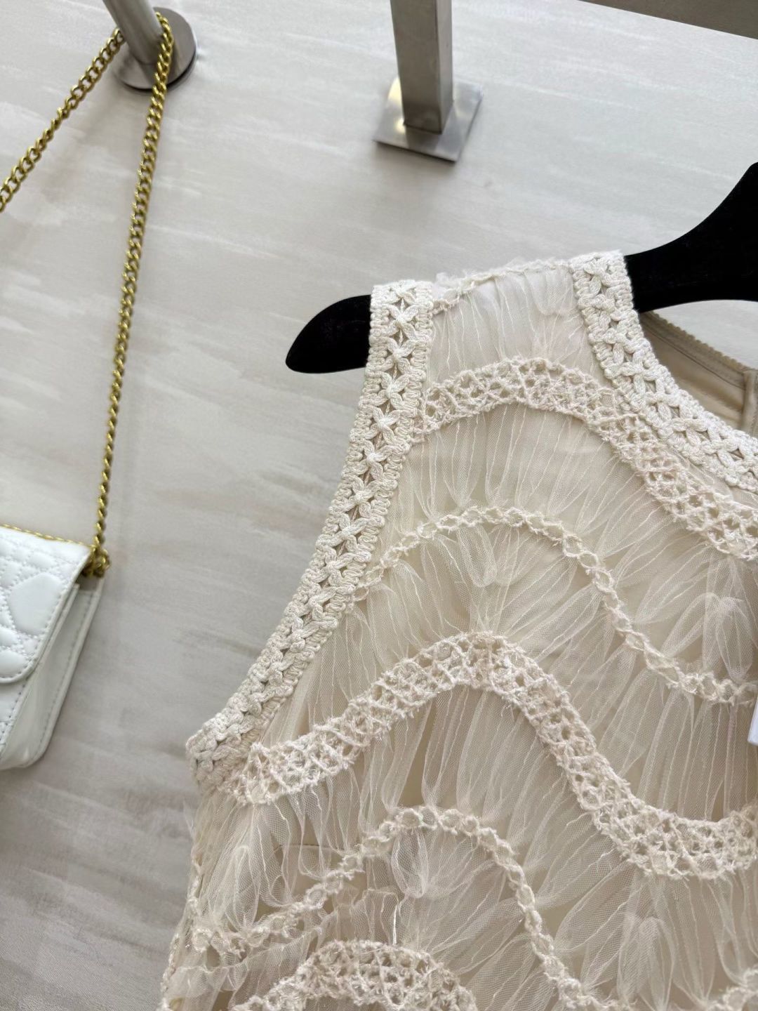 #DIO♡²⁶爆款连衣裙 上身超美！温柔白月光 简直是温柔系天花板！米白色衬肤色敲显气质 蕾丝花纹近看超