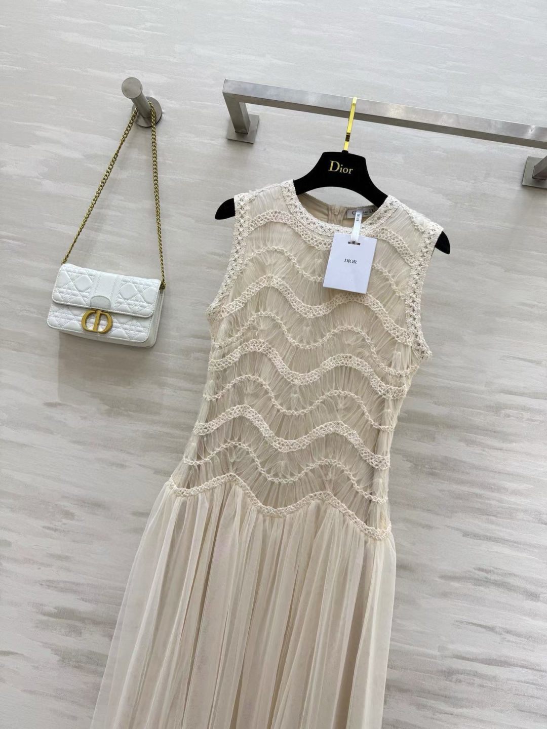 #DIO♡²⁶爆款连衣裙 上身超美！温柔白月光 简直是温柔系天花板！米白色衬肤色敲显气质 蕾丝花纹近看超