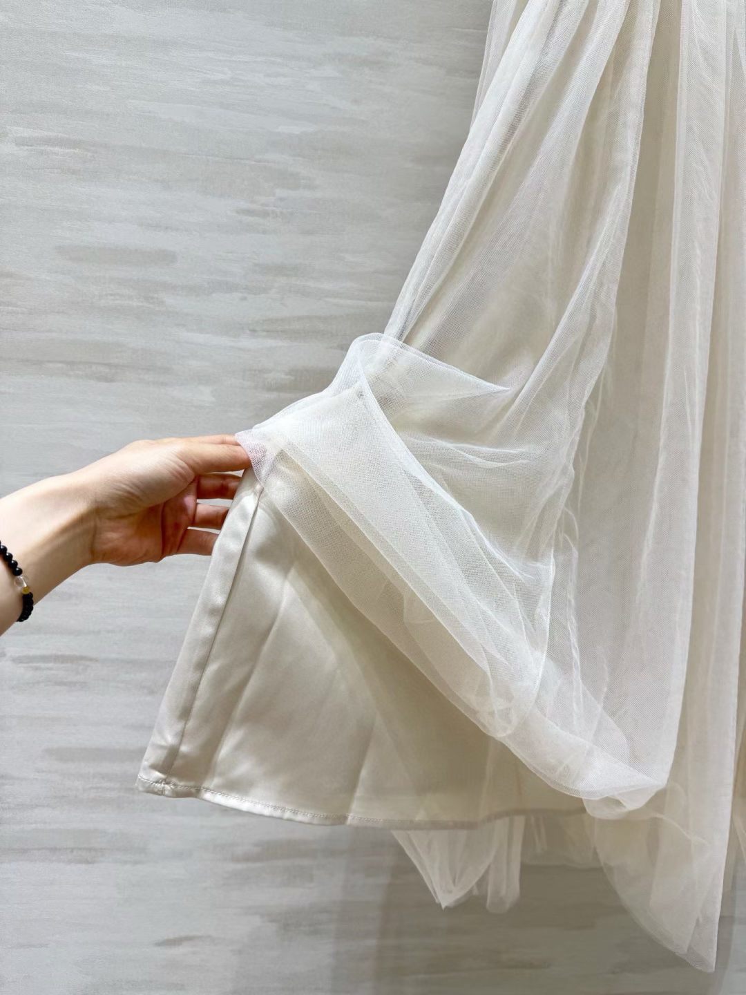 #DIO♡²⁶爆款连衣裙 上身超美！温柔白月光 简直是温柔系天花板！米白色衬肤色敲显气质 蕾丝花纹近看超