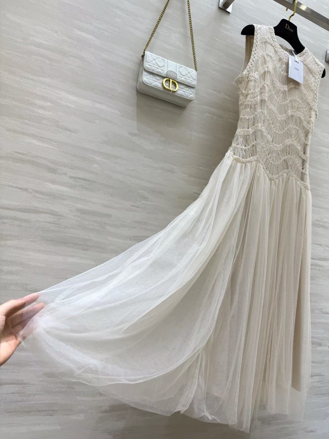 #DIO♡²⁶爆款连衣裙 上身超美！温柔白月光 简直是温柔系天花板！米白色衬肤色敲显气质 蕾丝花纹近看超