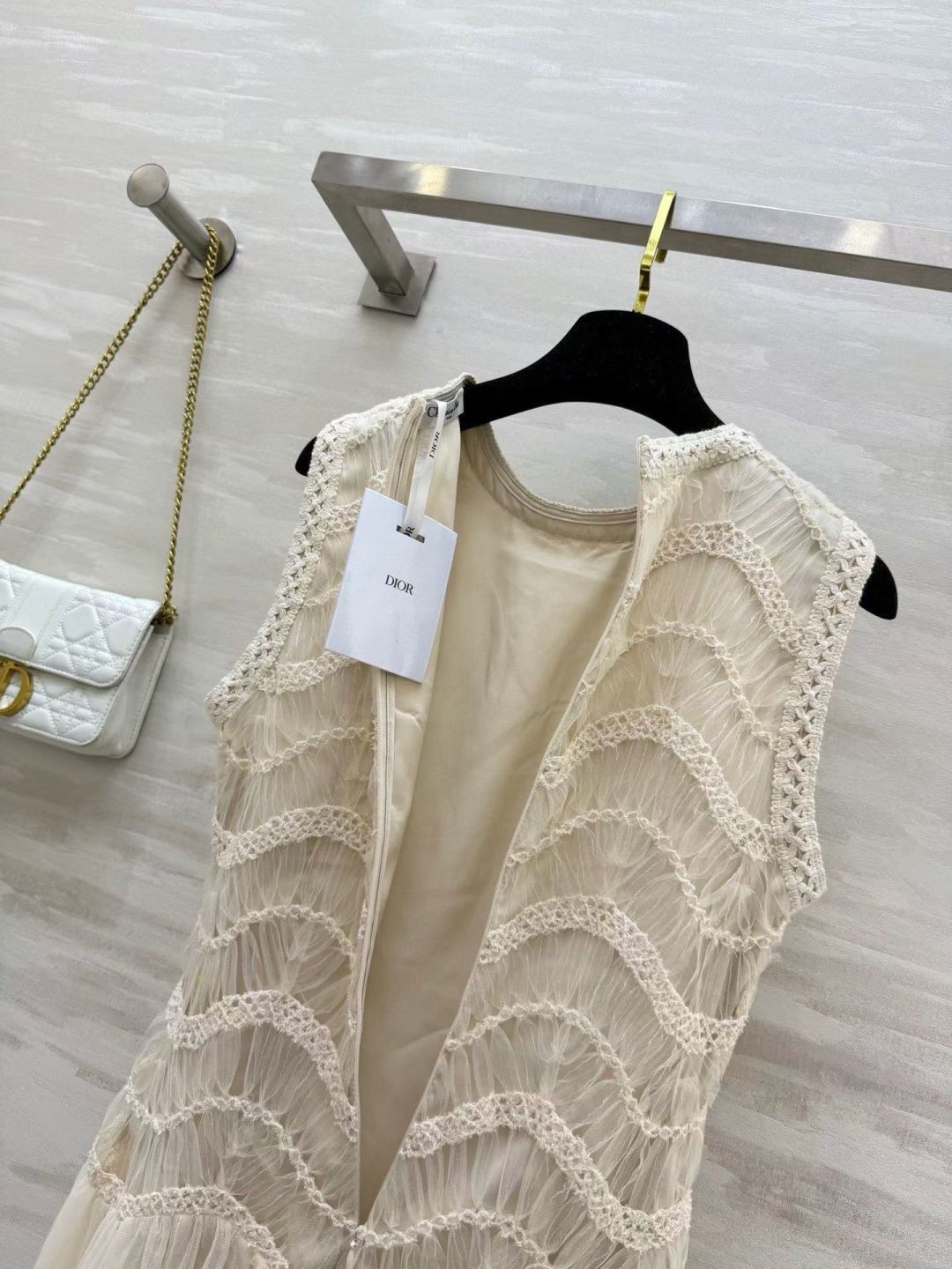 #DIO♡²⁶爆款连衣裙 上身超美！温柔白月光 简直是温柔系天花板！米白色衬肤色敲显气质 蕾丝花纹近看超