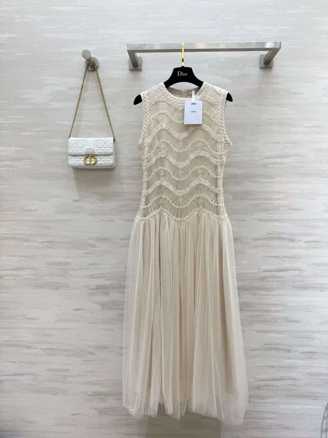 #DIO♡²⁶爆款连衣裙 上身超美！温柔白月光 简直是温柔系天花板！米白色衬肤色敲显气质 蕾丝花纹近看超