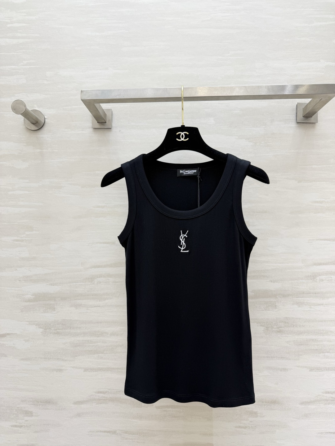 #YSL²⁶ss经典logo刺绣罗纹背心 法式极简高级感 标志性YSL刺绣logo 辨识度拉满 低调又显