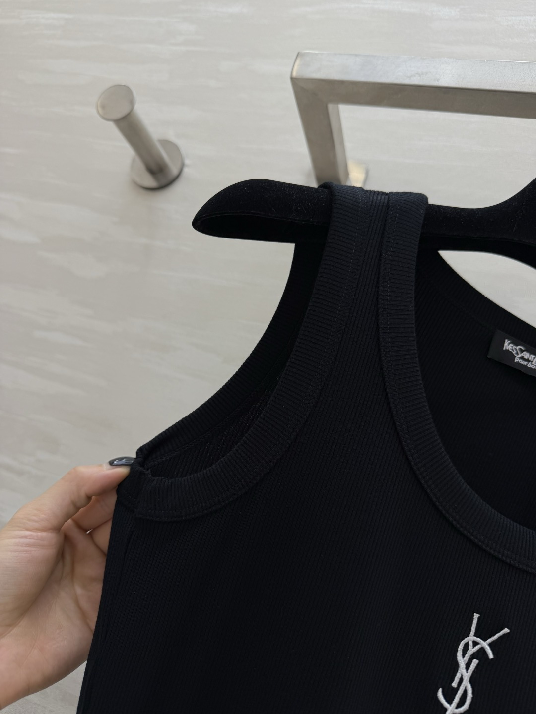 #YSL²⁶ss经典logo刺绣罗纹背心 法式极简高级感 标志性YSL刺绣logo 辨识度拉满 低调又显