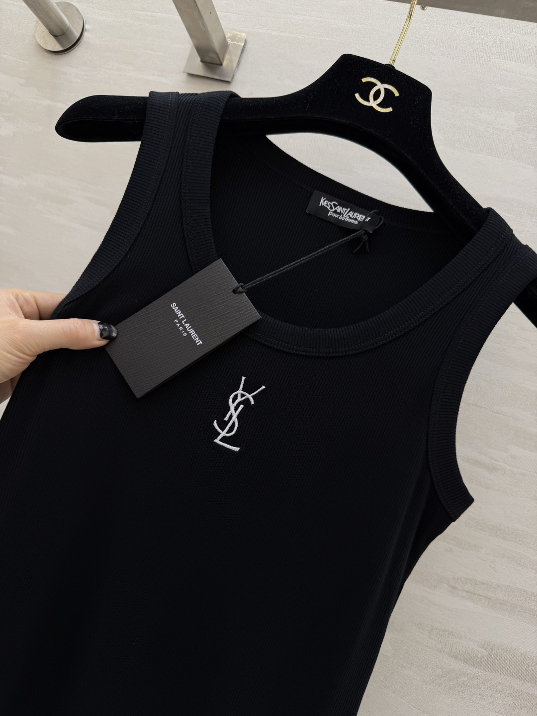 #YSL²⁶ss经典logo刺绣罗纹背心 法式极简高级感 标志性YSL刺绣logo 辨识度拉满 低调又显