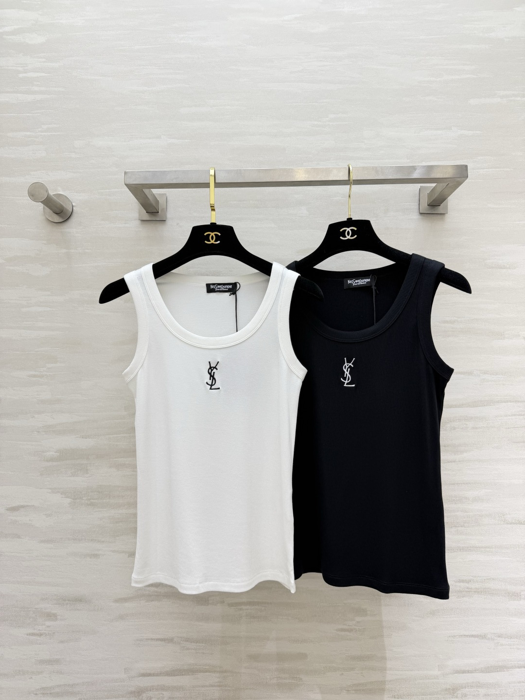 #YSL²⁶ss经典logo刺绣罗纹背心 法式极简高级感 标志性YSL刺绣logo 辨识度拉满 低调又显