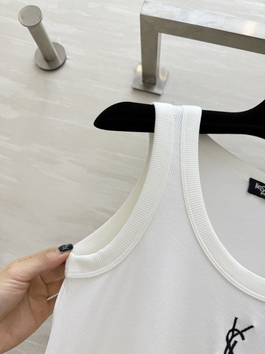 #YSL²⁶ss经典logo刺绣罗纹背心 法式极简高级感 标志性YSL刺绣logo 辨识度拉满 低调又显