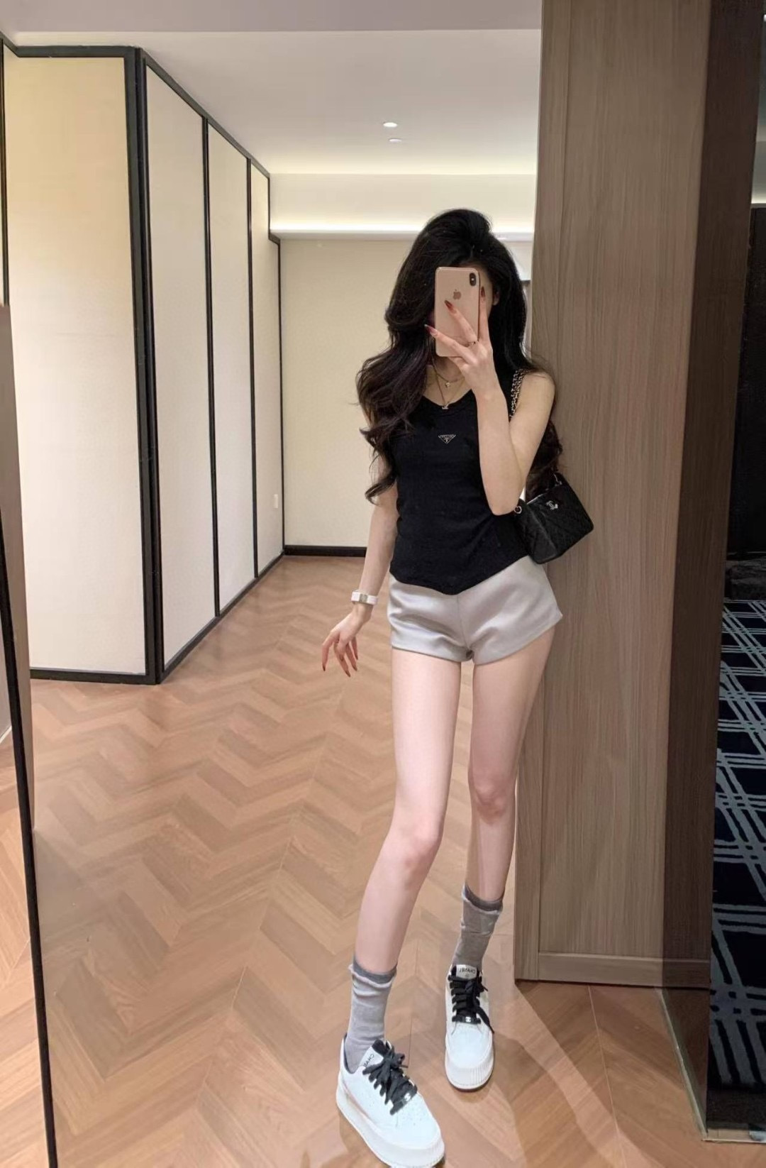 #Prad♡²⁶ss经典倒三角标罗纹背心 衣橱刚需奢牌内搭天花板！标志性金属倒三角logo 辨识度拉满 