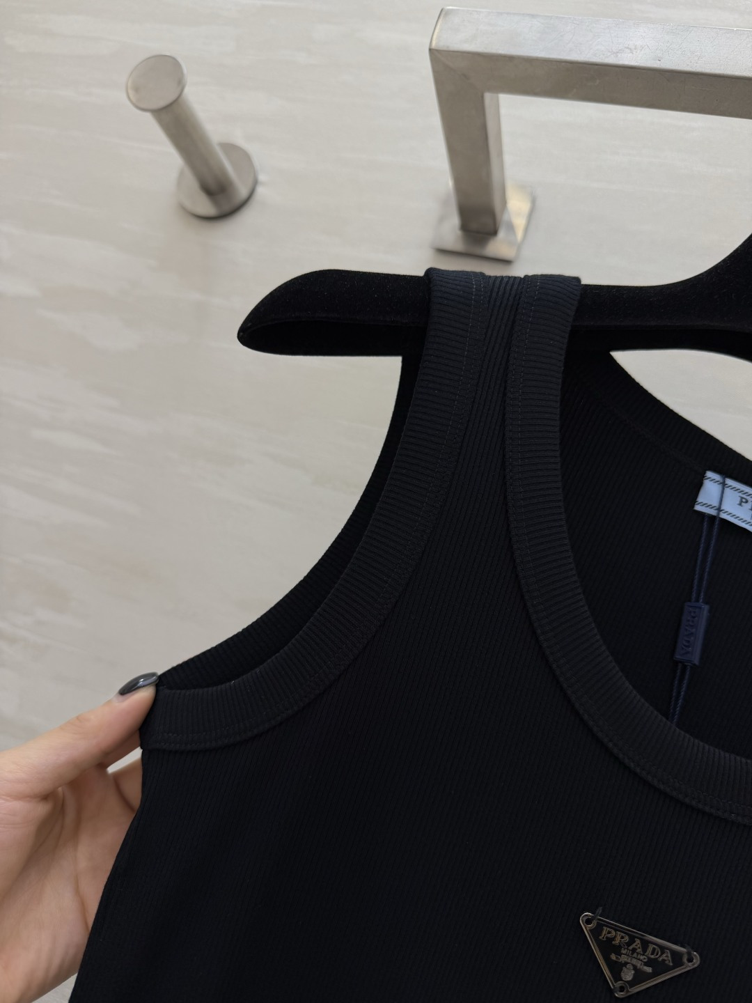 #Prad♡²⁶ss经典倒三角标罗纹背心 衣橱刚需奢牌内搭天花板！标志性金属倒三角logo 辨识度拉满 