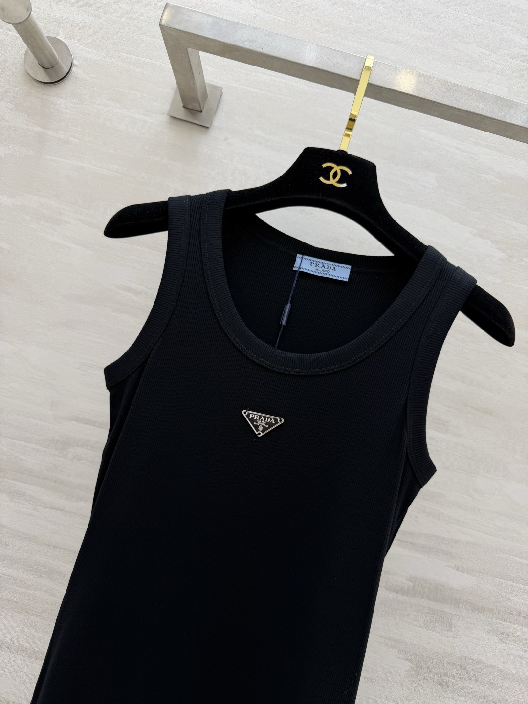 #Prad♡²⁶ss经典倒三角标罗纹背心 衣橱刚需奢牌内搭天花板！标志性金属倒三角logo 辨识度拉满 
