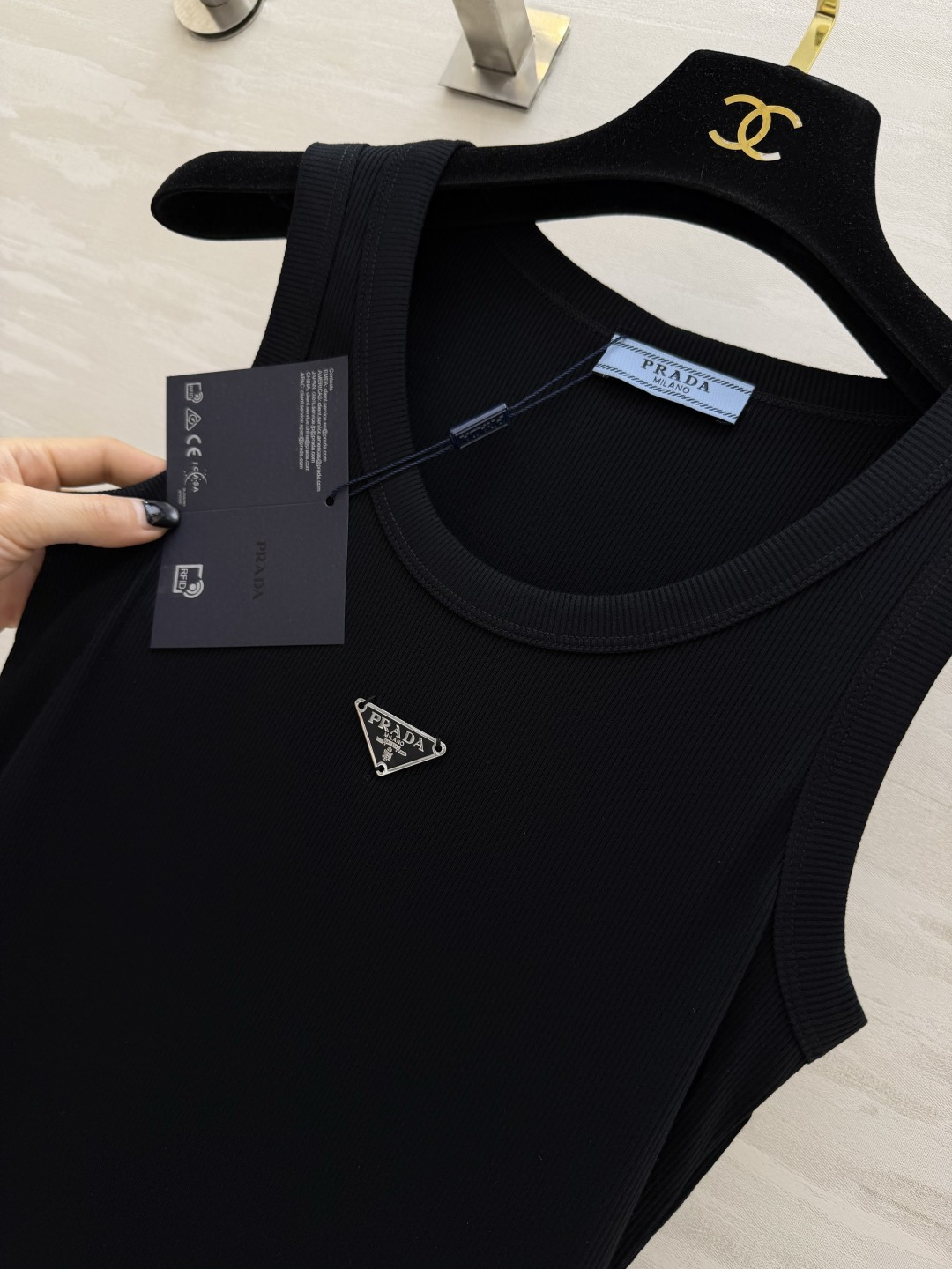 #Prad♡²⁶ss经典倒三角标罗纹背心 衣橱刚需奢牌内搭天花板！标志性金属倒三角logo 辨识度拉满 