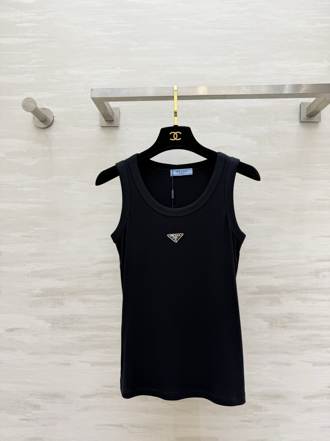 #Prad♡²⁶ss经典倒三角标罗纹背心 衣橱刚需奢牌内搭天花板！标志性金属倒三角logo 辨识度拉满 