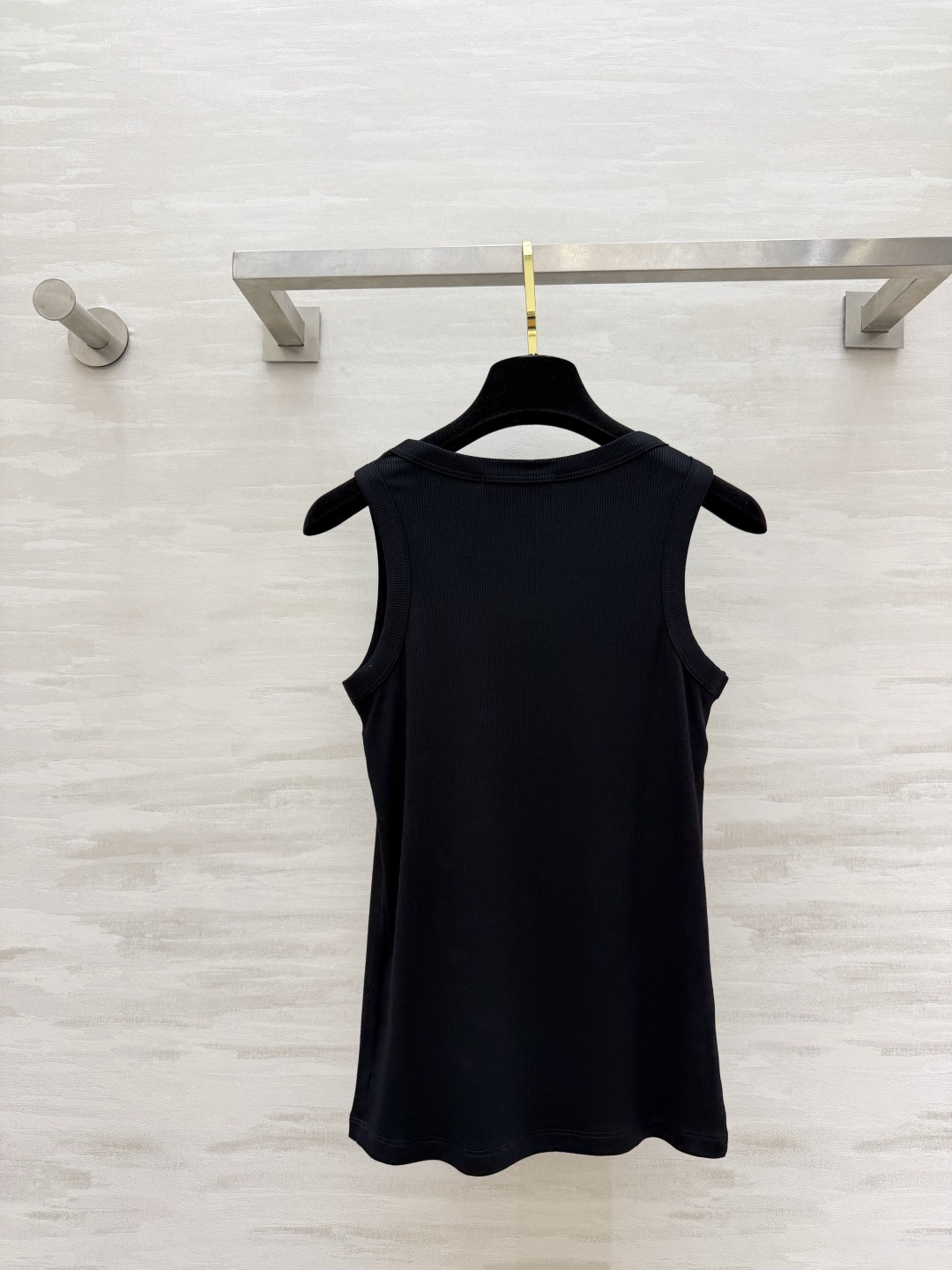 #Prad♡²⁶ss经典倒三角标罗纹背心 衣橱刚需奢牌内搭天花板！标志性金属倒三角logo 辨识度拉满 