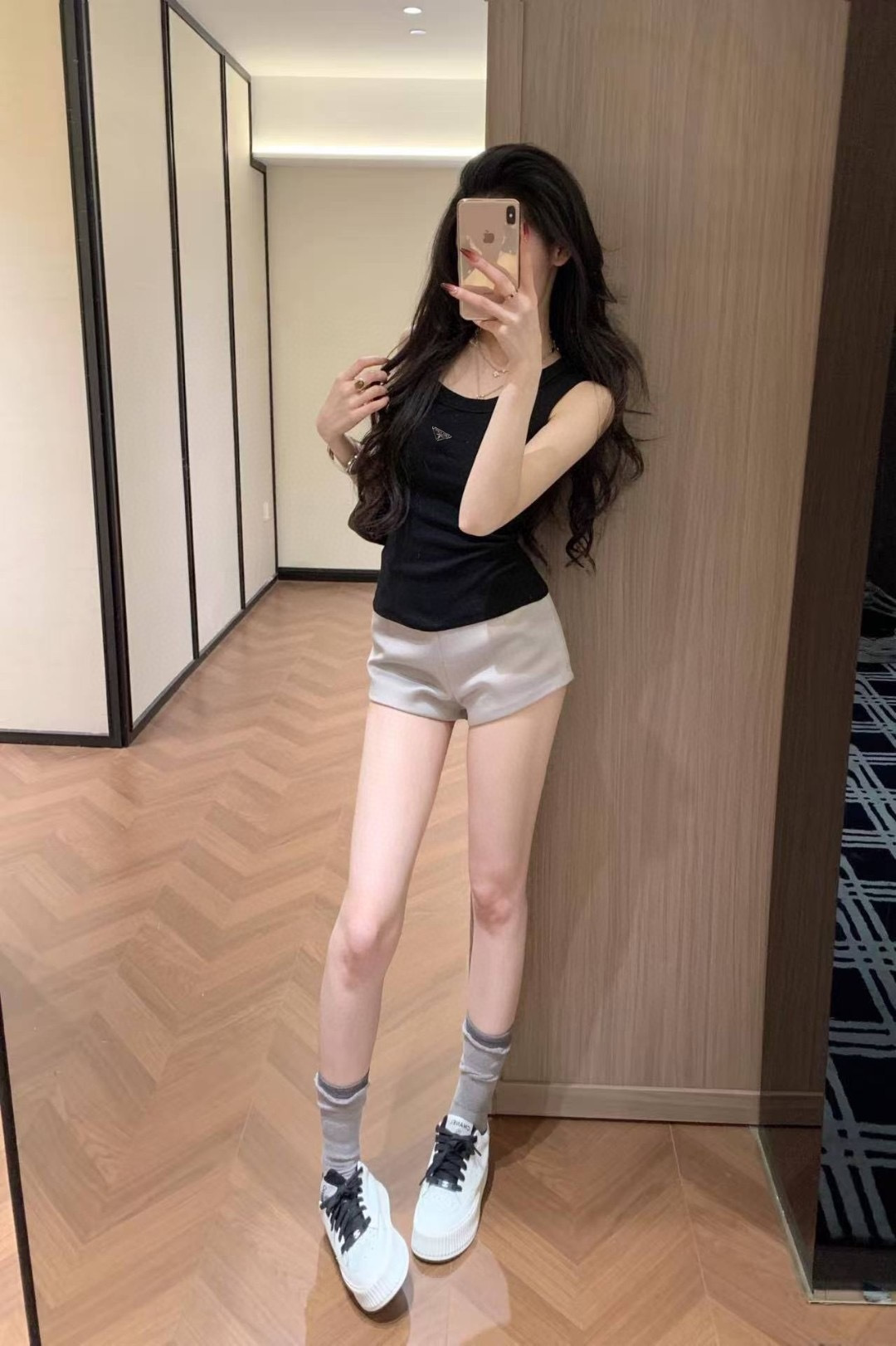 #Prad♡²⁶ss经典倒三角标罗纹背心 衣橱刚需奢牌内搭天花板！标志性金属倒三角logo 辨识度拉满 