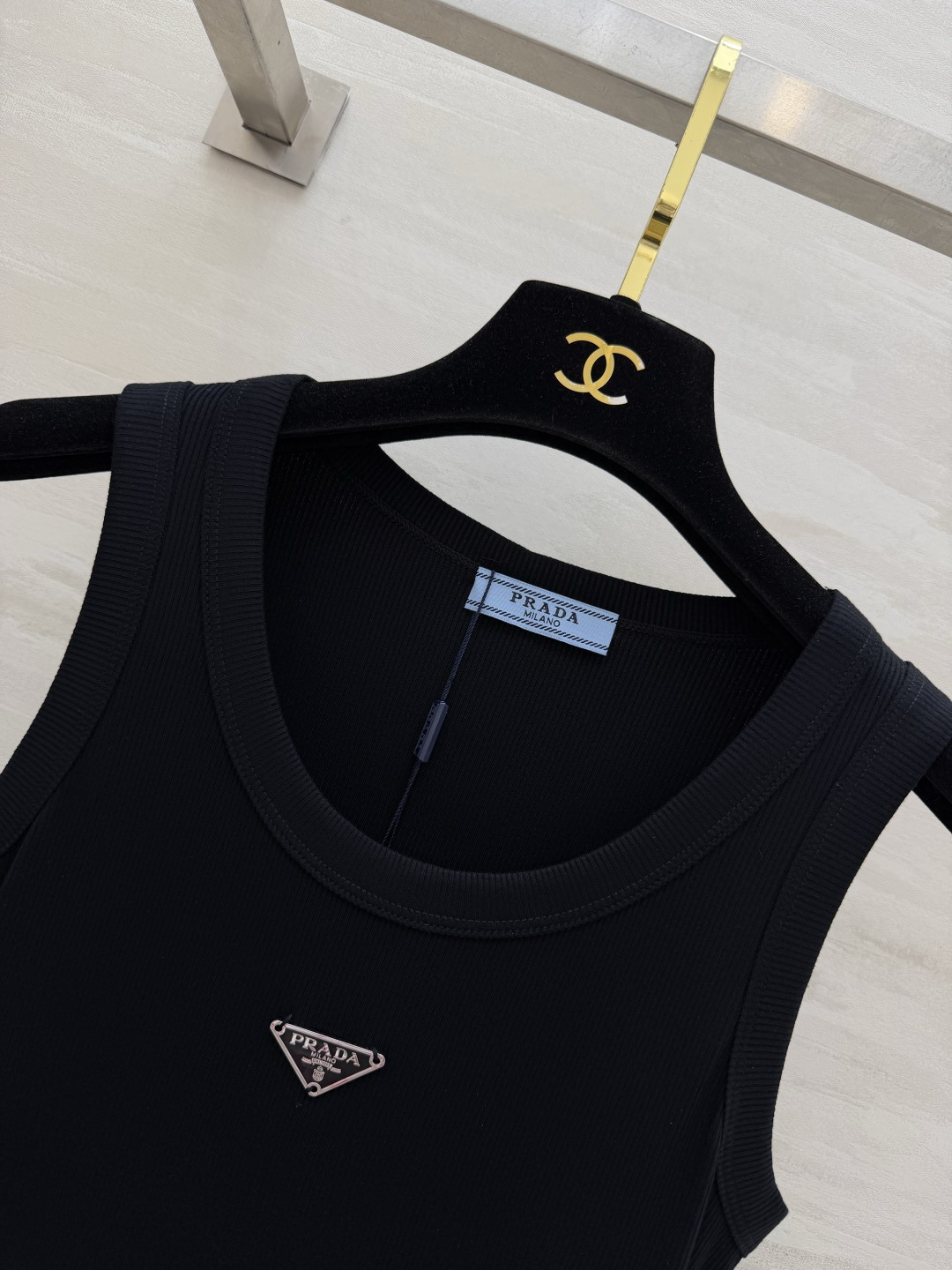 #Prad♡²⁶ss经典倒三角标罗纹背心 衣橱刚需奢牌内搭天花板！标志性金属倒三角logo 辨识度拉满 