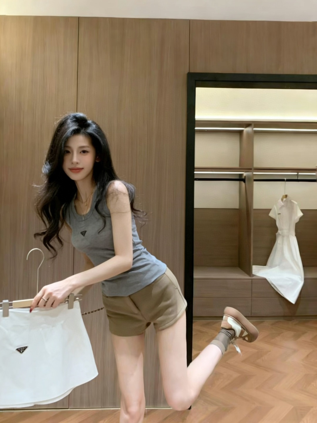 #Prad♡²⁶ss经典倒三角标罗纹背心 衣橱刚需奢牌内搭天花板！标志性金属倒三角logo 辨识度拉满 