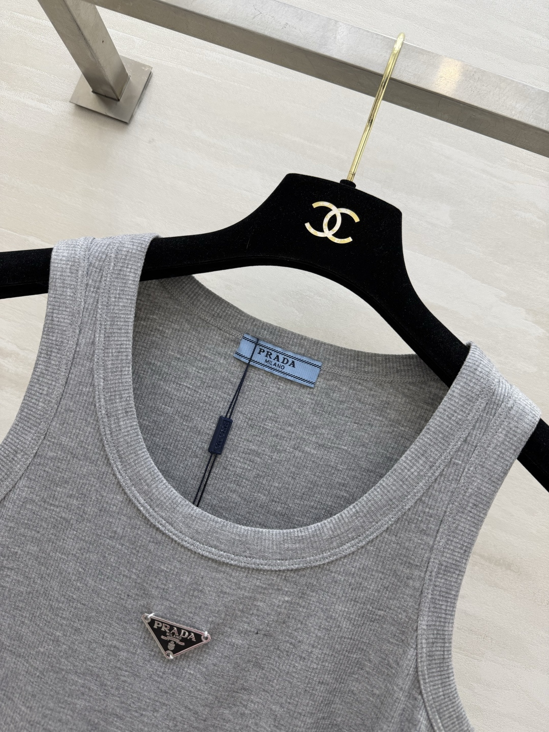 #Prad♡²⁶ss经典倒三角标罗纹背心 衣橱刚需奢牌内搭天花板！标志性金属倒三角logo 辨识度拉满 