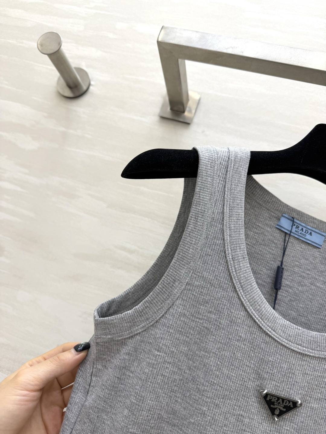 #Prad♡²⁶ss经典倒三角标罗纹背心 衣橱刚需奢牌内搭天花板！标志性金属倒三角logo 辨识度拉满 