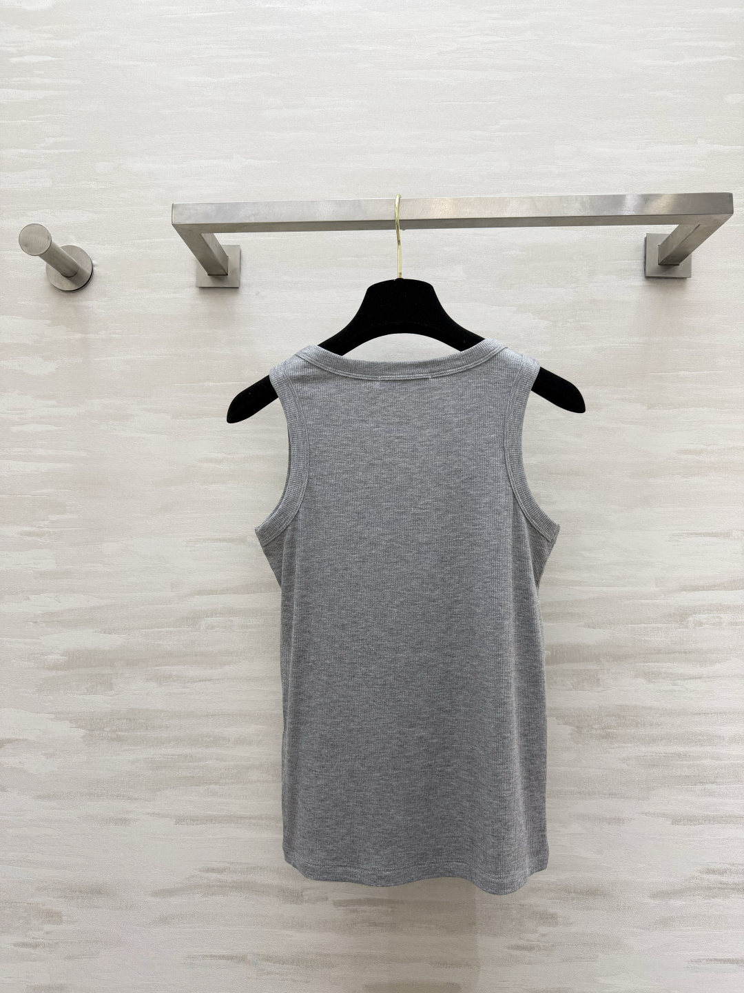 #Prad♡²⁶ss经典倒三角标罗纹背心 衣橱刚需奢牌内搭天花板！标志性金属倒三角logo 辨识度拉满 