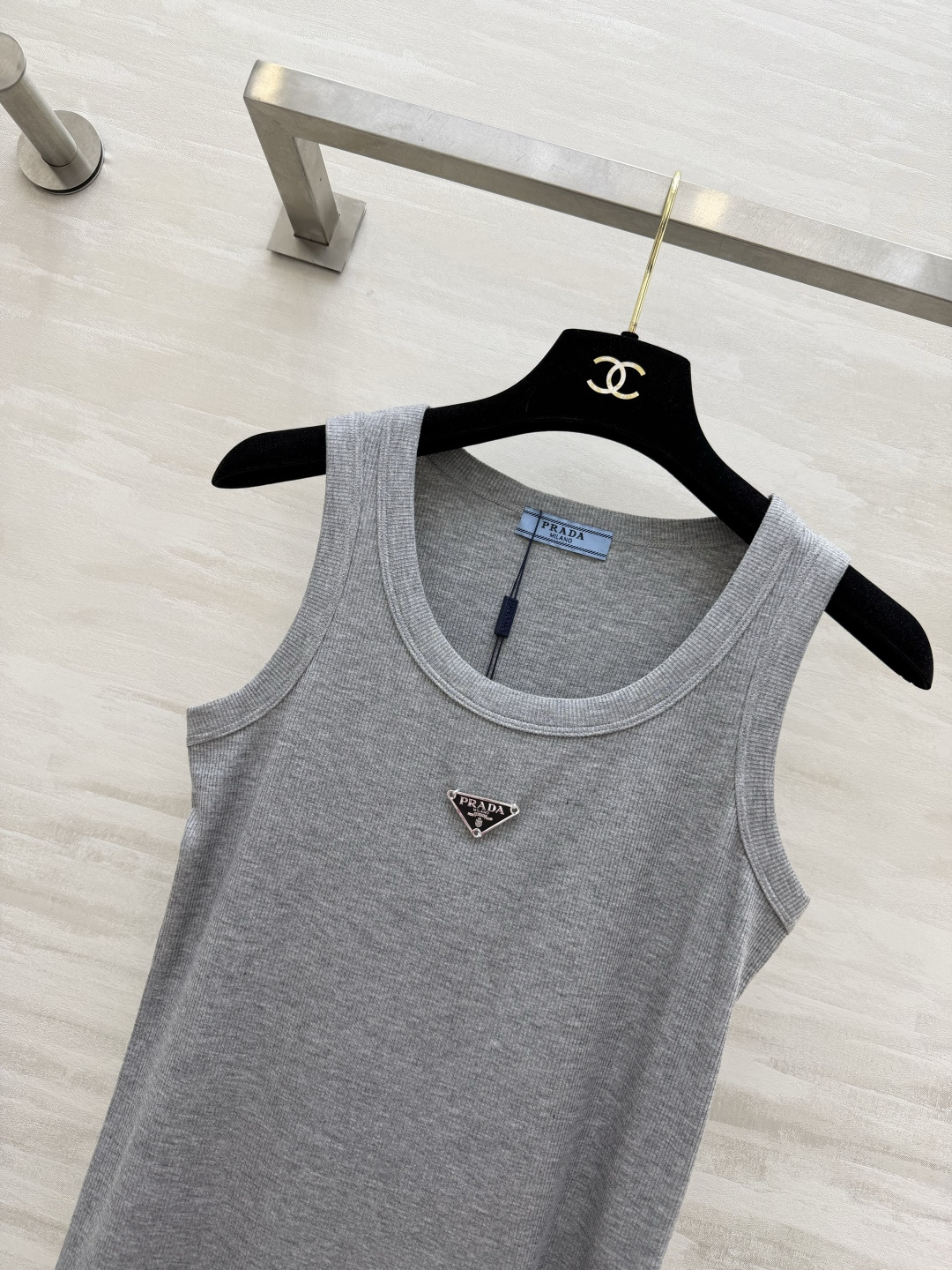 #Prad♡²⁶ss经典倒三角标罗纹背心 衣橱刚需奢牌内搭天花板！标志性金属倒三角logo 辨识度拉满 