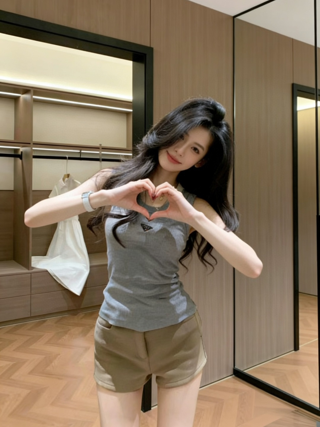 #Prad♡²⁶ss经典倒三角标罗纹背心 衣橱刚需奢牌内搭天花板！标志性金属倒三角logo 辨识度拉满 