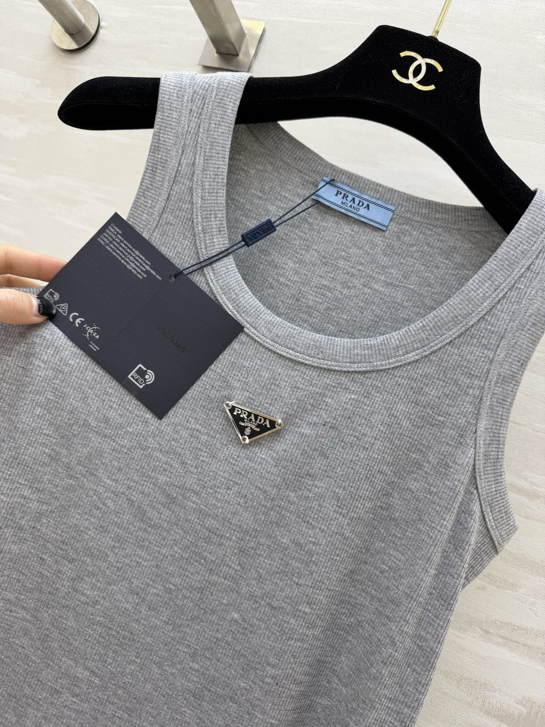 #Prad♡²⁶ss经典倒三角标罗纹背心 衣橱刚需奢牌内搭天花板！标志性金属倒三角logo 辨识度拉满 