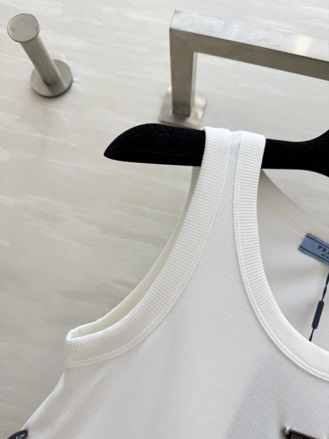 #Prad♡²⁶ss经典倒三角标罗纹背心 衣橱刚需奢牌内搭天花板！标志性金属倒三角logo 辨识度拉满 