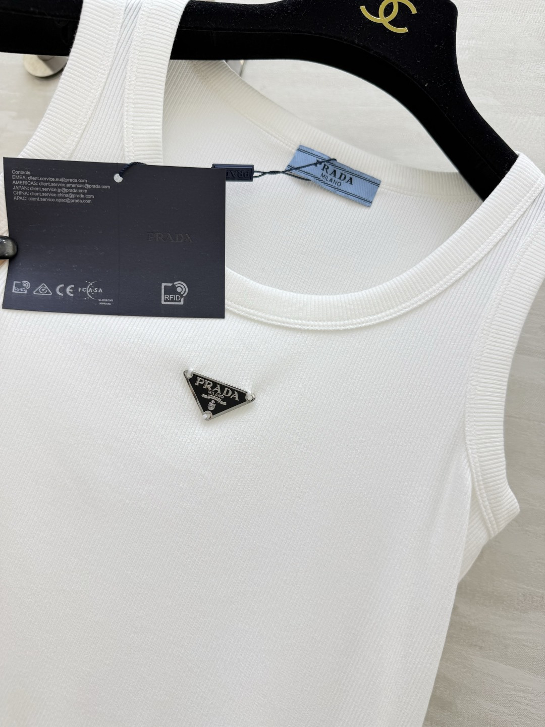 #Prad♡²⁶ss经典倒三角标罗纹背心 衣橱刚需奢牌内搭天花板！标志性金属倒三角logo 辨识度拉满 
