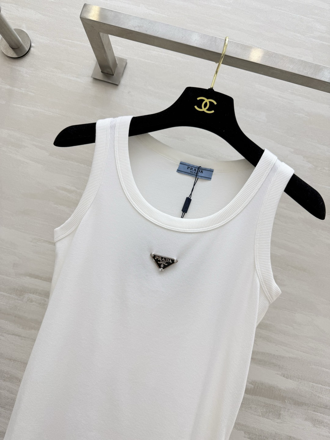 #Prad♡²⁶ss经典倒三角标罗纹背心 衣橱刚需奢牌内搭天花板！标志性金属倒三角logo 辨识度拉满 