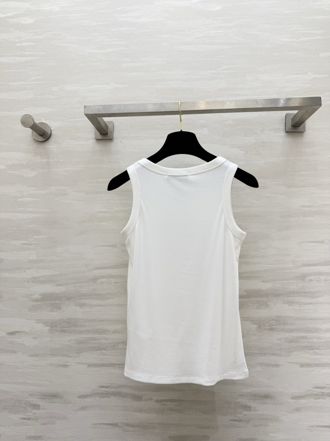 #Prad♡²⁶ss经典倒三角标罗纹背心 衣橱刚需奢牌内搭天花板！标志性金属倒三角logo 辨识度拉满 