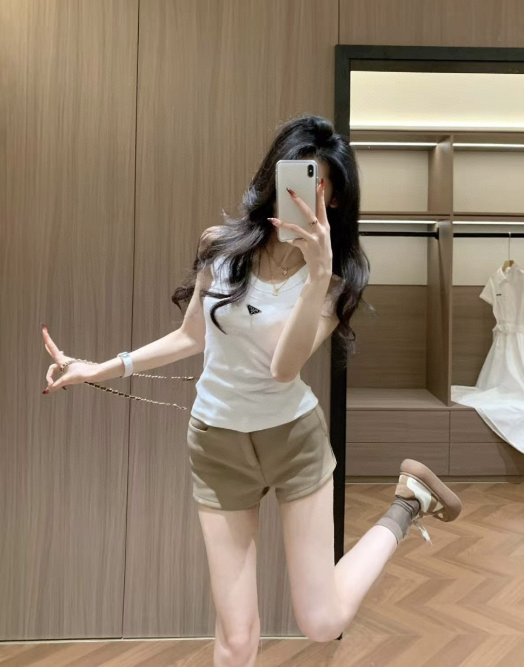 #Prad♡²⁶ss经典倒三角标罗纹背心 衣橱刚需奢牌内搭天花板！标志性金属倒三角logo 辨识度拉满 