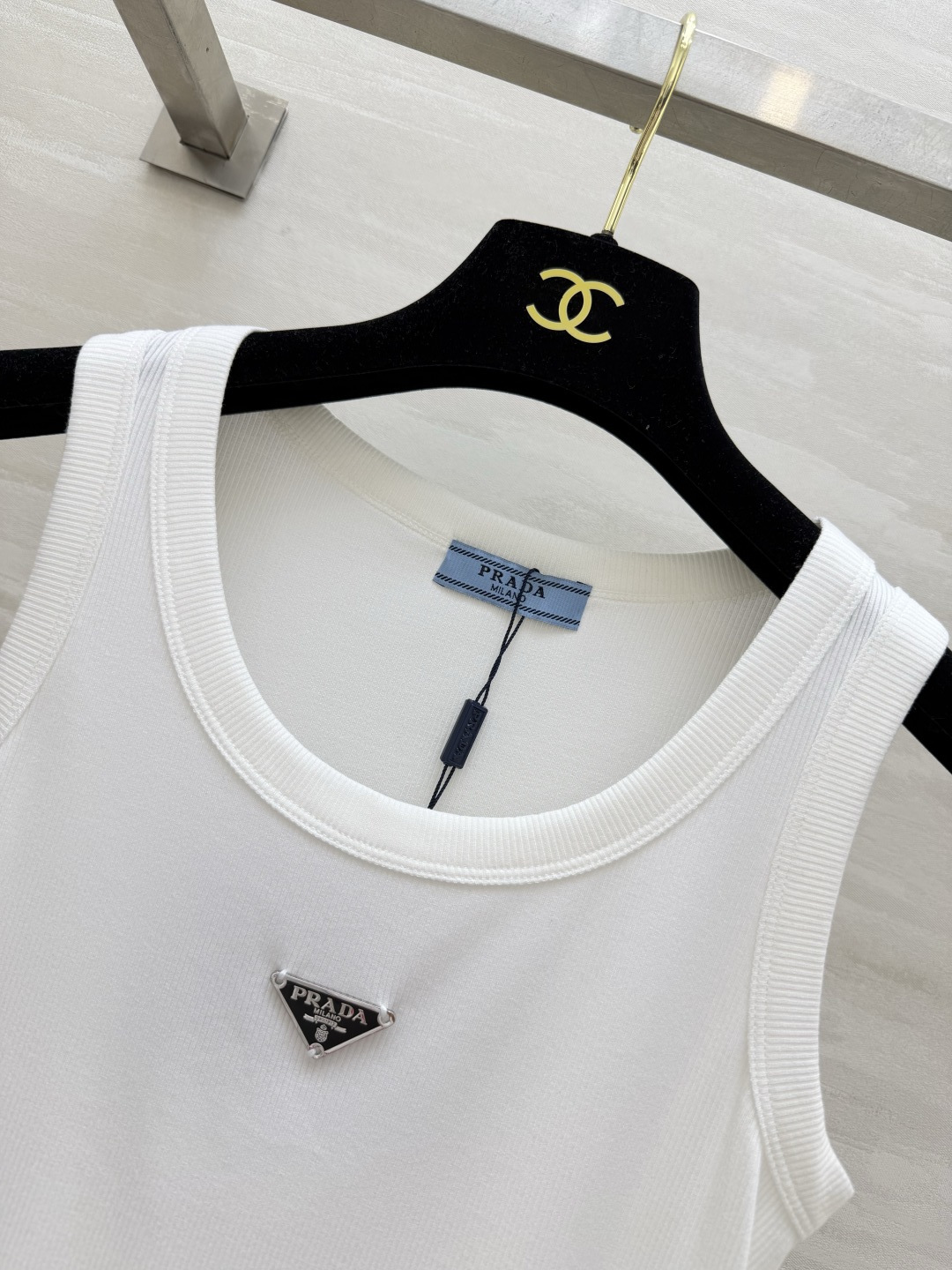 #Prad♡²⁶ss经典倒三角标罗纹背心 衣橱刚需奢牌内搭天花板！标志性金属倒三角logo 辨识度拉满 
