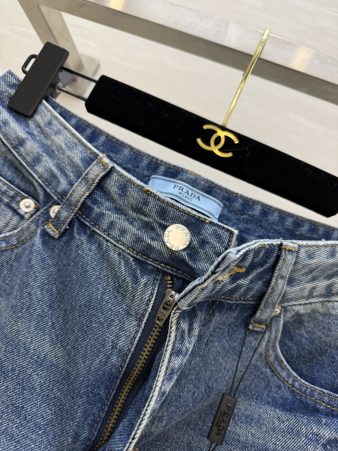 #Prad♡²⁶新款 水洗牛仔裤 采用赤耳丹宁面料 低饱和雾霾蓝调 复古做旧+磨白工艺 细节满分 高腰直